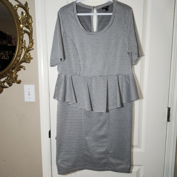 Torrid peplum houndstooth dress in size 1 (14-16) - Picture 4 of 7